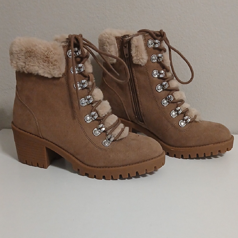 Cozy Tan Lace-Up Boots with Fur Trim